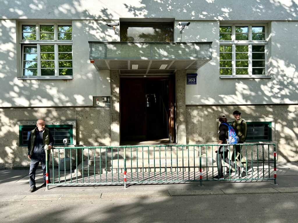 Der Eingang zum Integrationshaus in der Engerthstraße in Wien Leopoldstadt.