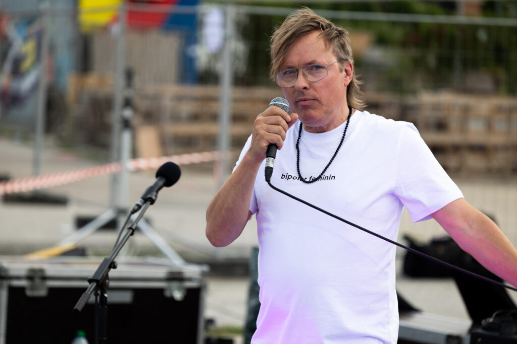 Medienkünster Oliver Hangl kündigt ein Baulücken-Konzert an.
