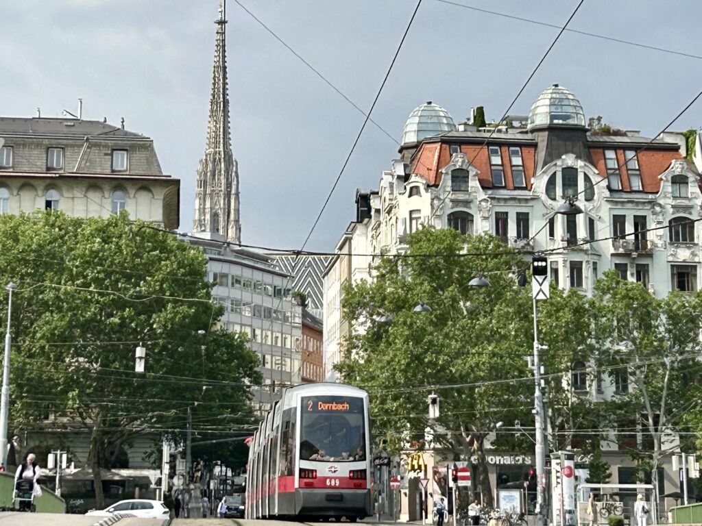 Blick von der Marienbrücke auf den Stephansdom. Ein Zug der Linie 2 wartet auf der Brücke.