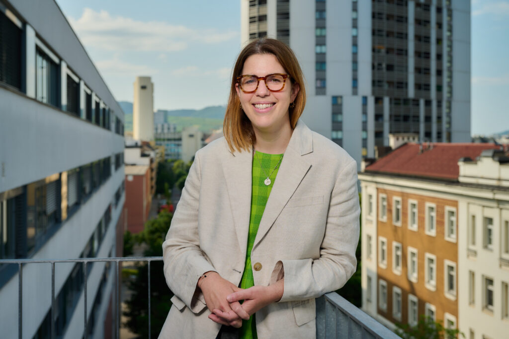 Agnes Kriz auf dem Balkon der Fachhochschule Technikum in der Brigittenau