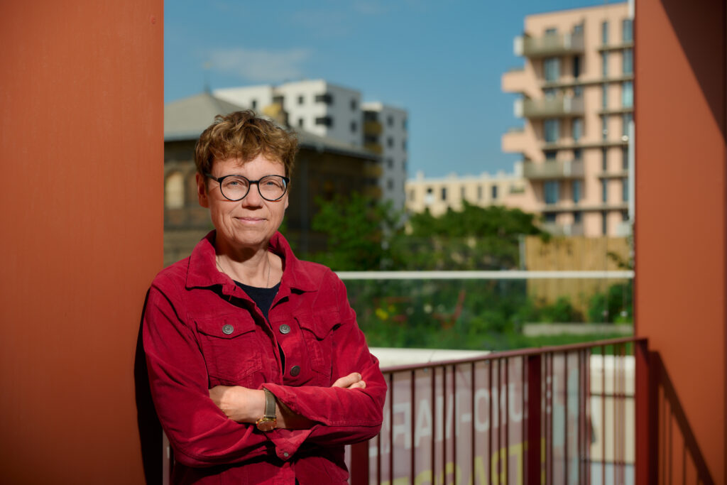 Schriftstellerin Andrea Roedig in der Hauswirtschaft im Wiener Nordbahnviertel.