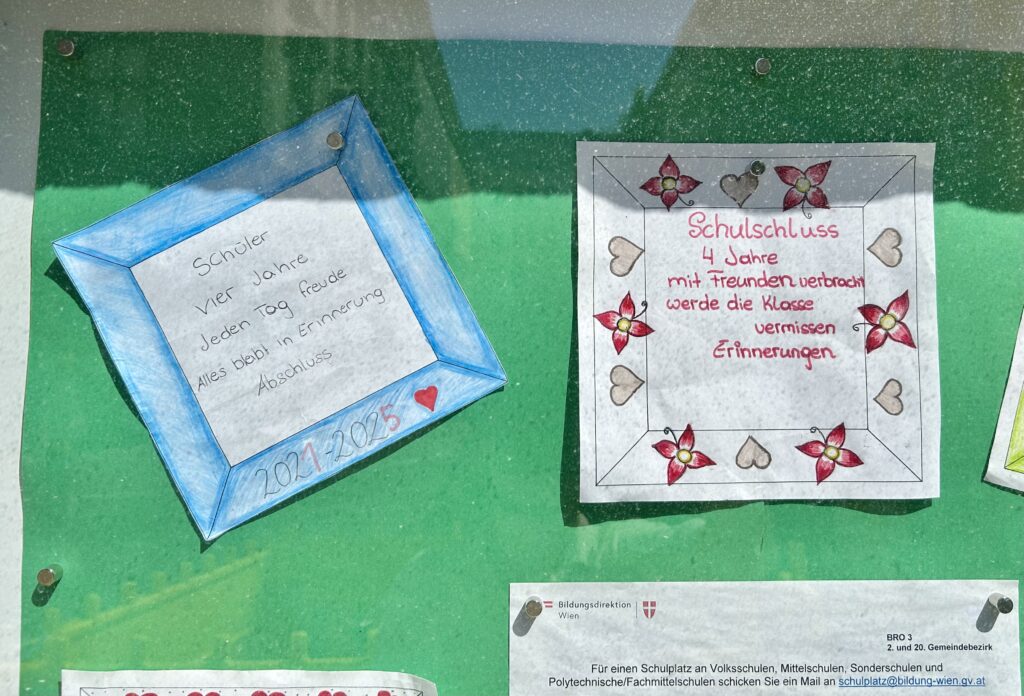 Erinnerungen von Schülerinnen und Schülern beim Eingang zur Brennpunktschule Pazmanitengasse