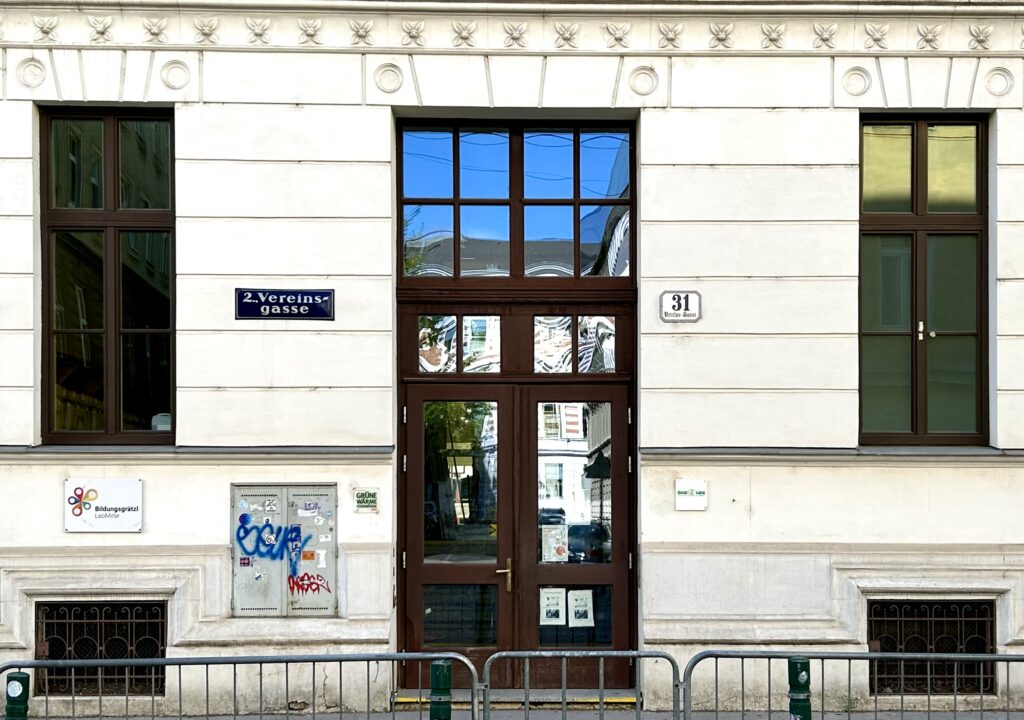 Eingang zur Volksschule Vereinsgasse. Die Brennpunktschule Pazmanitengasse liegt gegenüber
