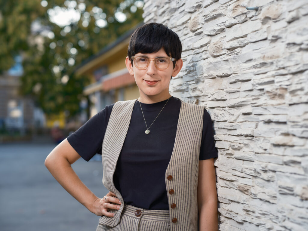 Schriftstellerin Manuela Tomić auf dem Volkertplatz, Leopoldstadt