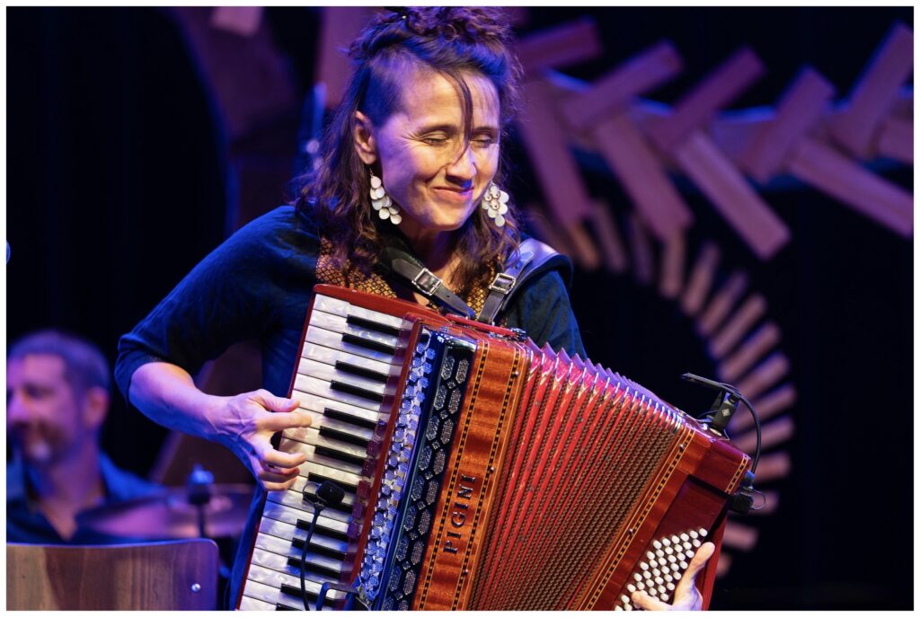 Franziska Hatz spielt die Ziehharmonika. 