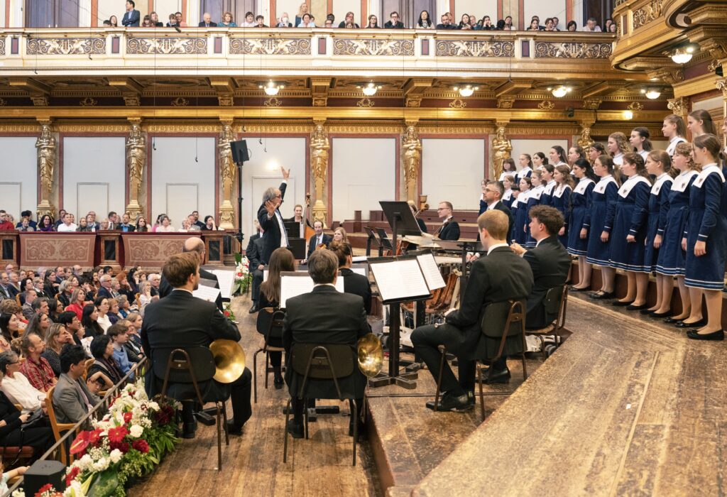 Stefan Foidl dirigiert die Wiener Chormädchen im Musikverein