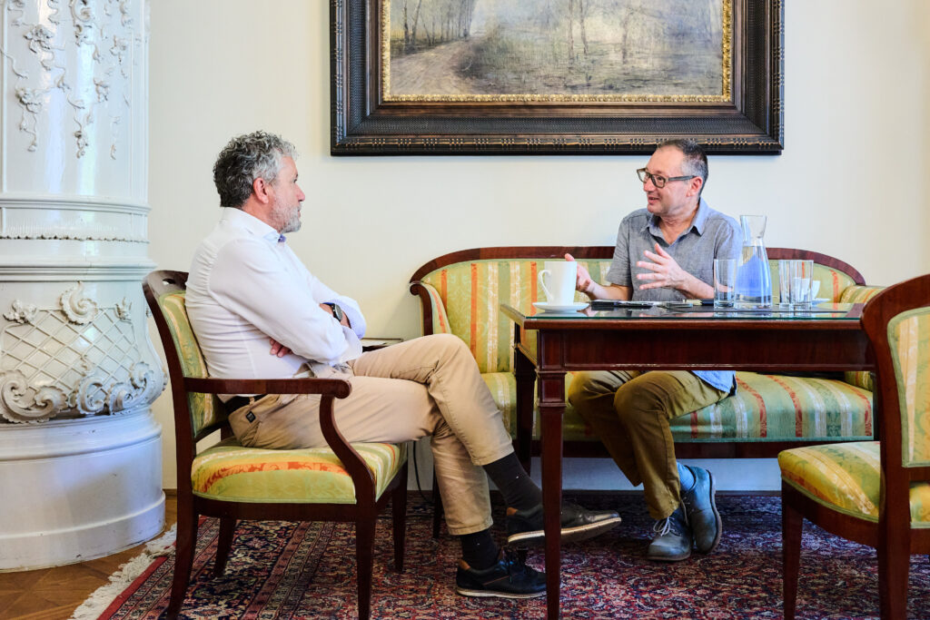Burghauptmann Reinhold Sahl beim Interview mit Bernhard Odehnal