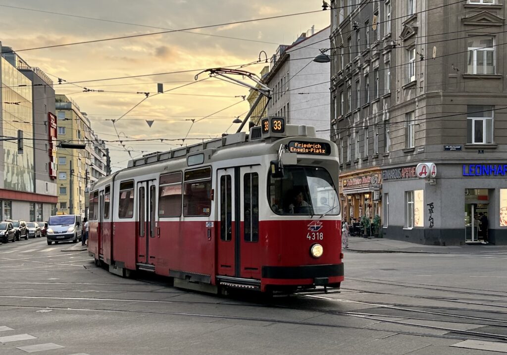 Eine Straßenbahn der Linie 33 überquert die Dresdner Straße