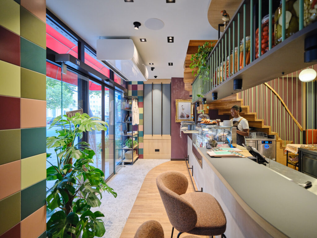 Das 2021 eröffnete Café und Bistro  „Der schöne Ernst“ im Erdgeschoß des Hotel Henriette.