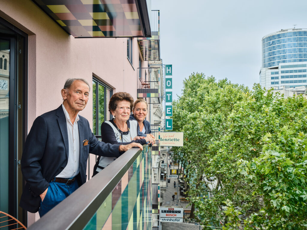 Jacek und Annelie Pastuszyn mit der Schwiegertochter Verena, Geschäftsführerin des Hotels Henriette. 