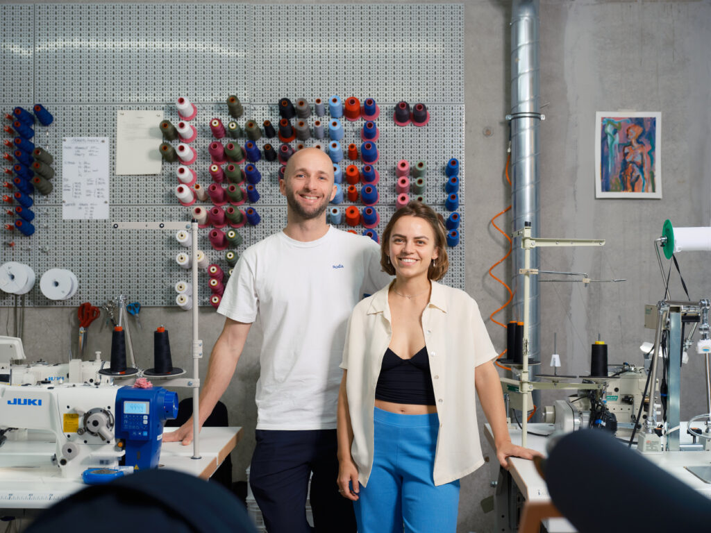 Severin Wiesbauer und Susanna Gangl in der Werkstätte von Soda Lingerie