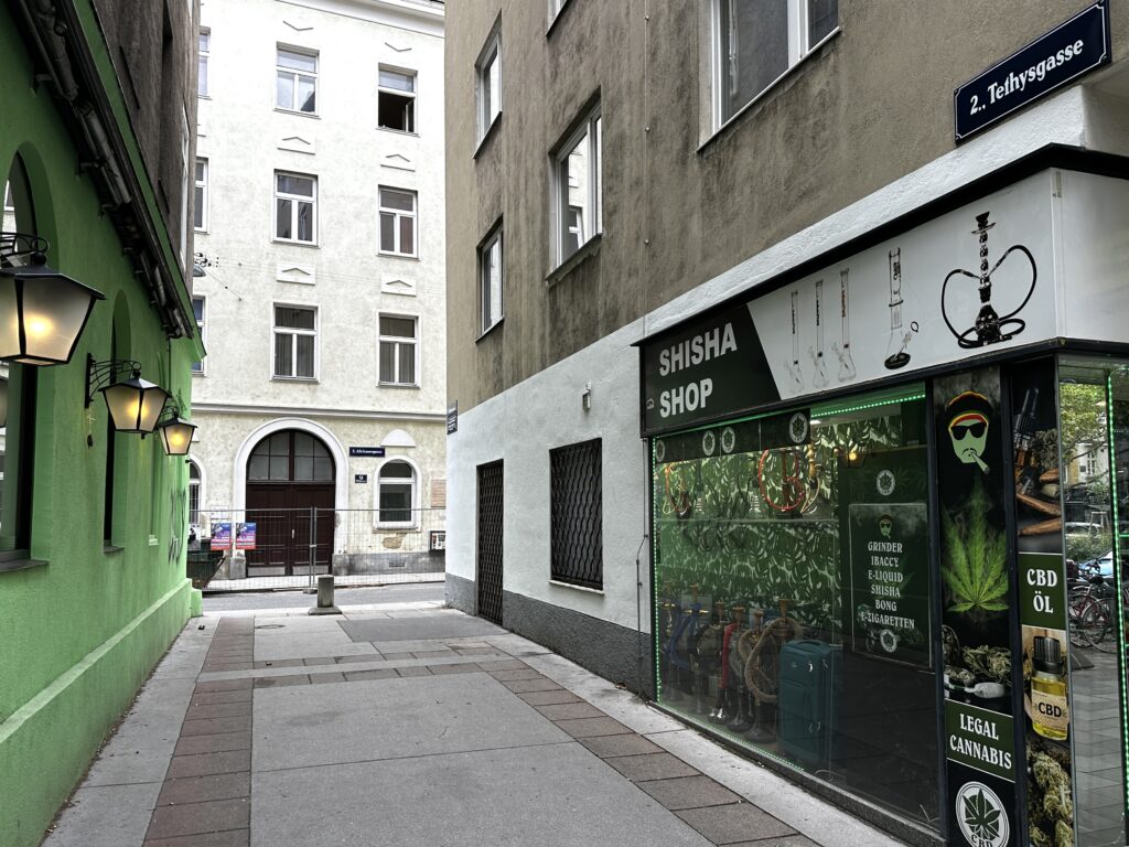 Die Tethysgasse in der Leopoldstadt: Wiens kleinste Gasse erinnert an die Entdeckung des Urozeans durch Eduard Suess. 