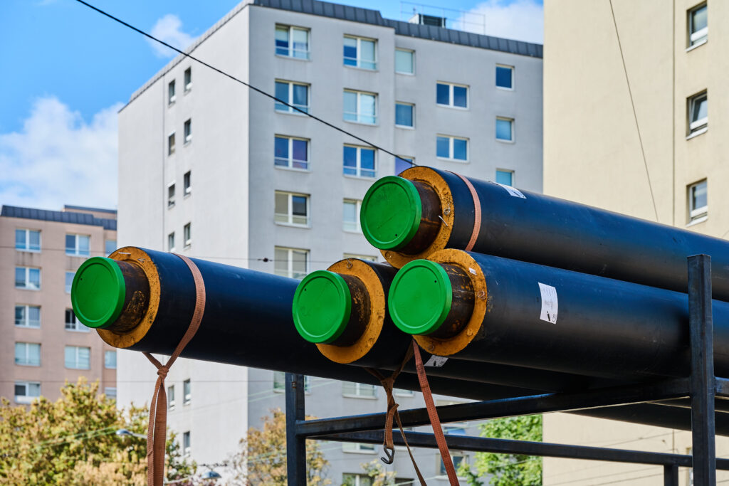 Rohre für die Fernwärme, die im Alliiertenviertel verlegt werden sollen. Die Stadt Wien will so den Ausstieg aus Gas beschleunigen.