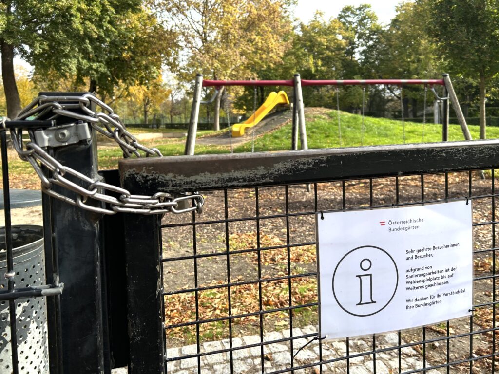 Der versperrte Eingang zum Spielplatz im Augarten.