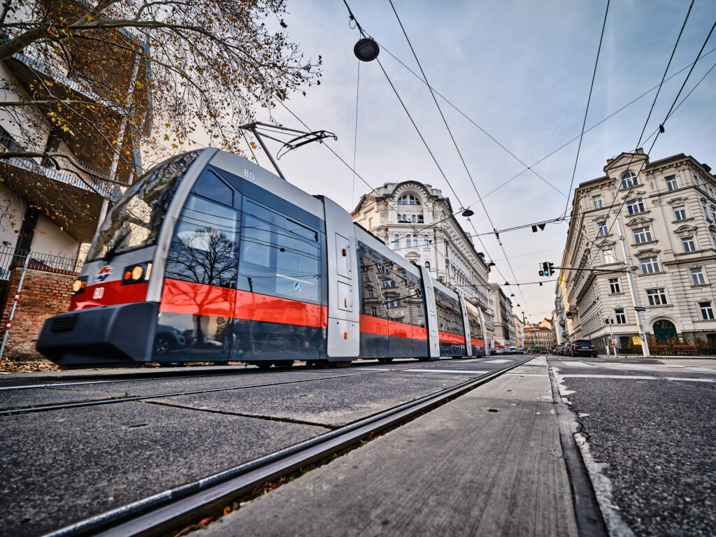 Straßenbahn der Linie 5 in der Rauscherstraße. 