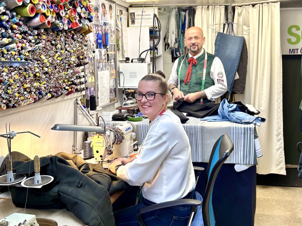 Marta und Atila Delibalta in ihrer Änderungsschneiderei im 20. Bezirk.
