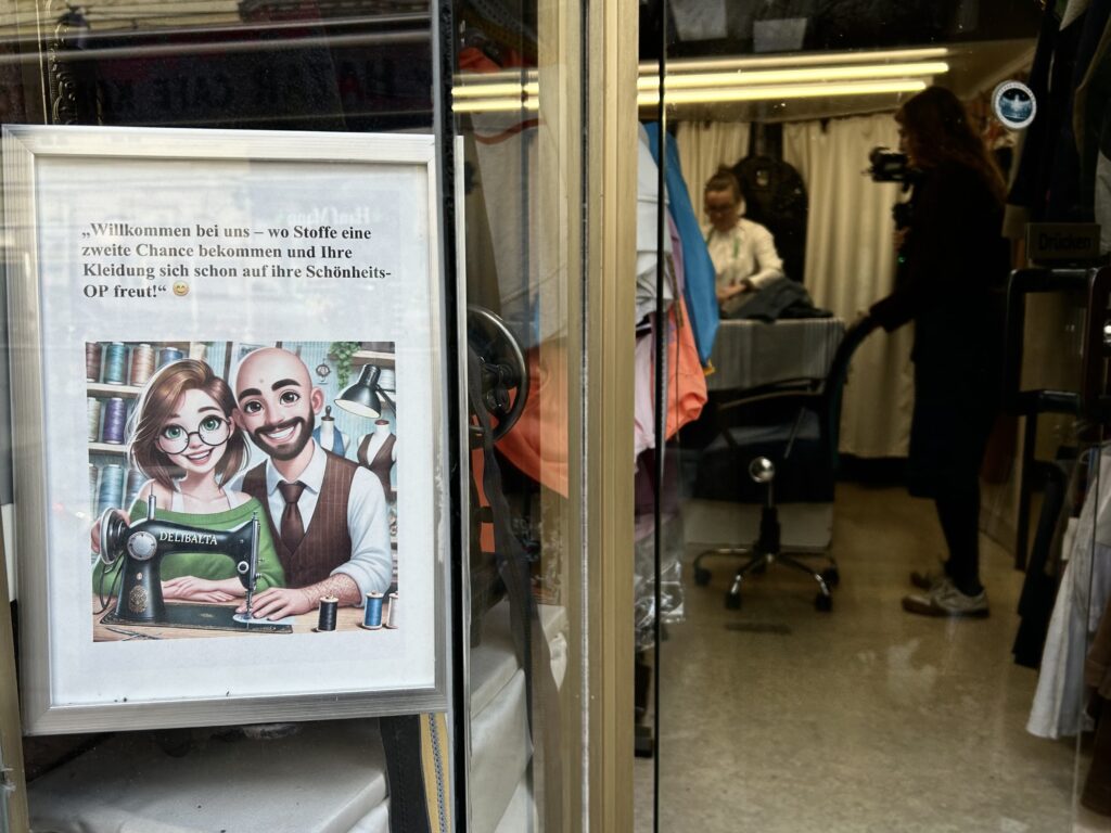 Eine Zeichnung von Marta Delibalta beim Eingang der Änderungsschneiderei