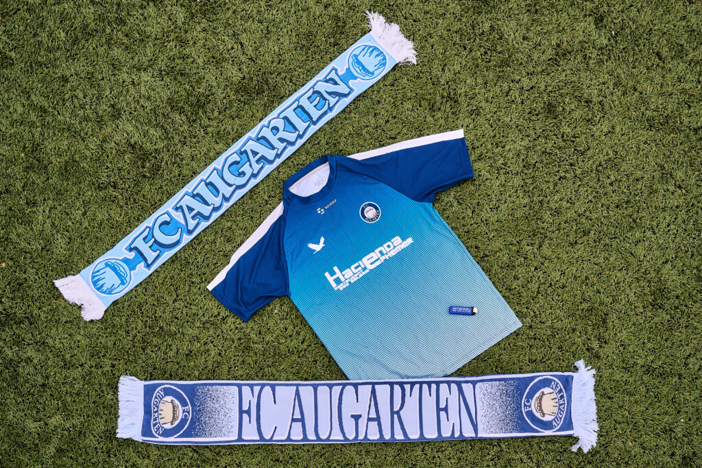 Schals und Dressen des FC Augarten in den Clubfarben, designed von Enno Osten. 