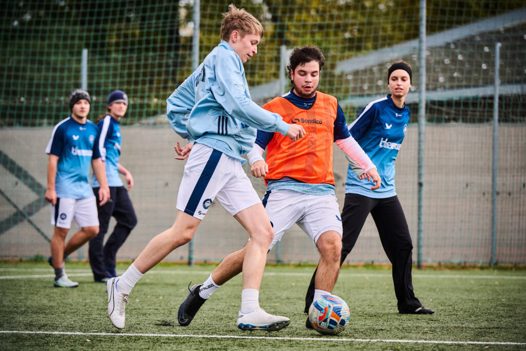 Enno Osten (vorne) und Spielerinnen und Spieler des FC Augarten beim Training im Prater