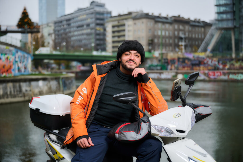 Lieferando-Fahrer Hamza Karem beim Donaukanal