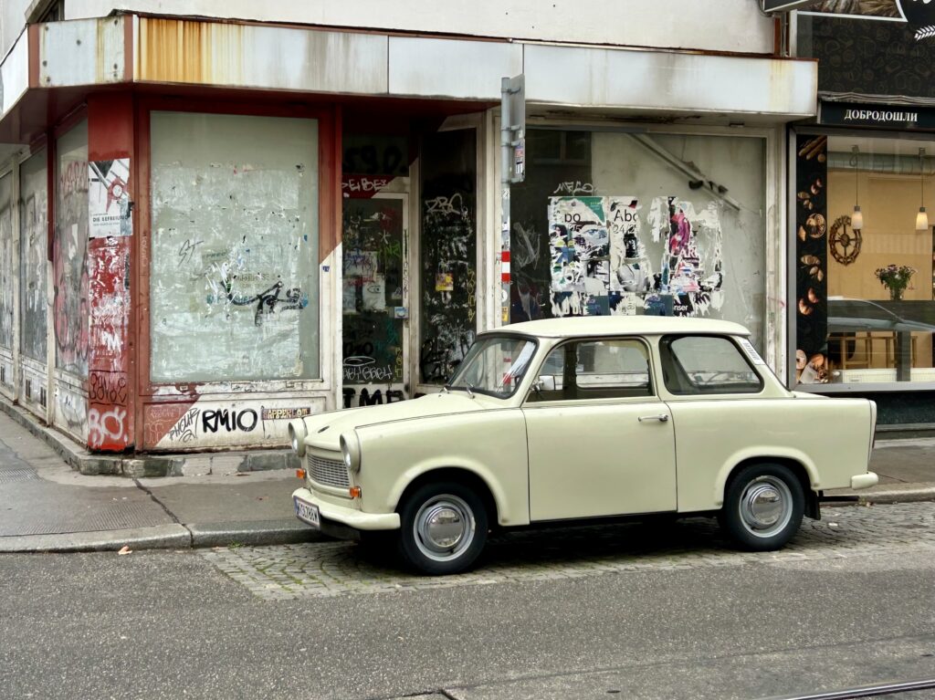 Ein Auto der Marke Trabant parkt in der Taborstraße