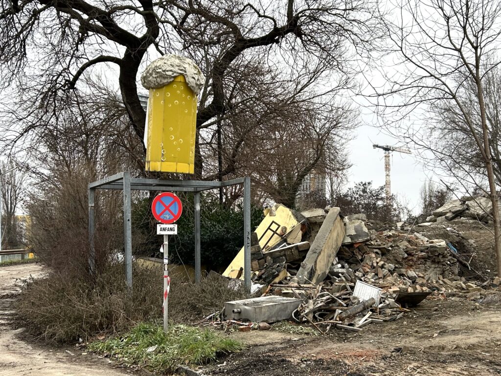Was vom Gasthaus zur Alm blieb: Das riesige Modell eines Bierkrugs. 