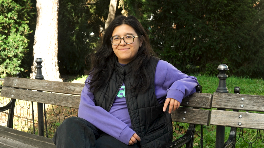 DJ Miyra Lim sitzt auf eine Parkbank in der Brigittenau.