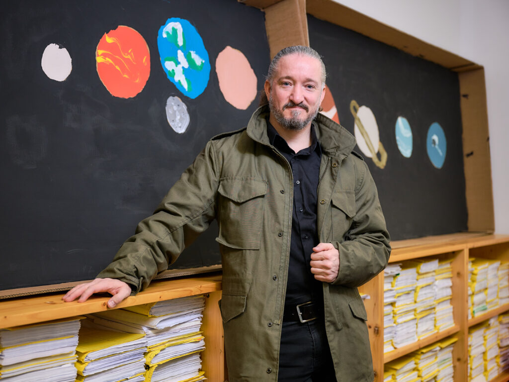 Der Rechtsanwalt Clemens Lahner in seinem Büro in der HausWirtschaft in der Leopoldstadt. 