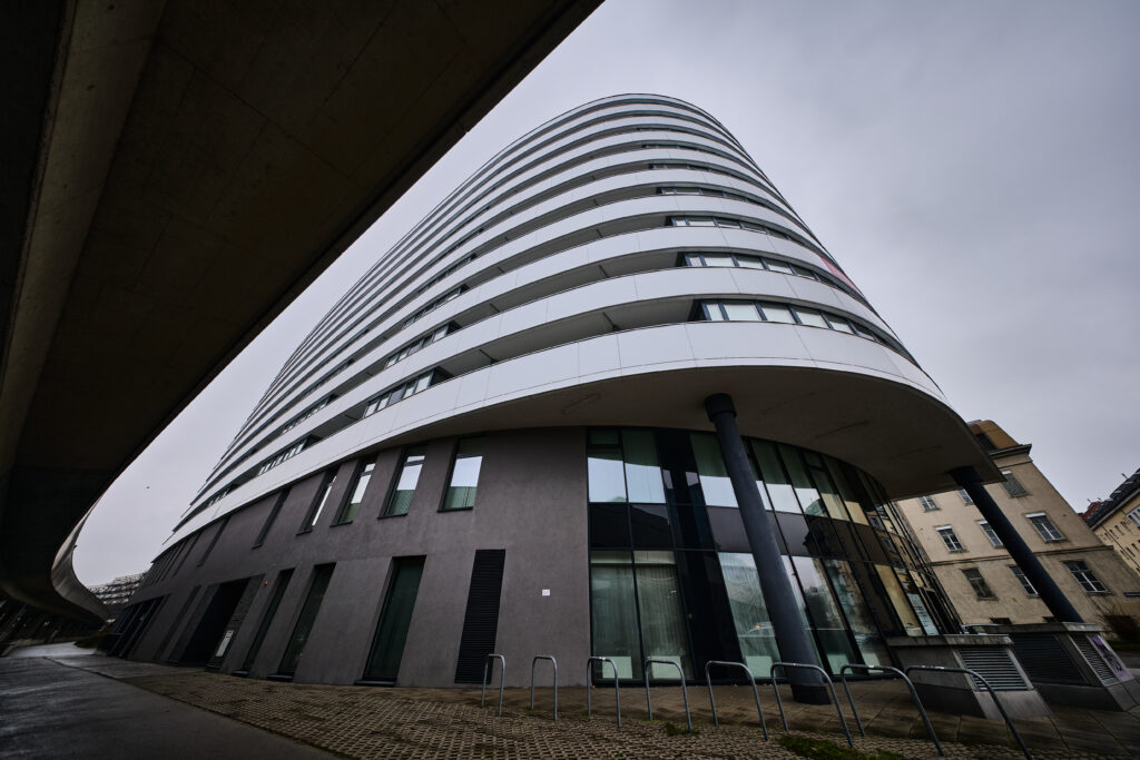 Ein Wohnheim in der Leopoldstadt, das direkt neben der U-Bahn-Trasse liegt. 