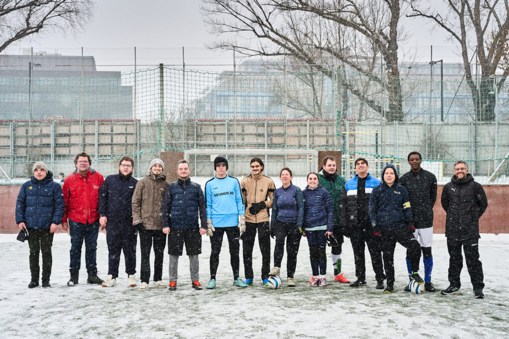 Gruppenfoto mit dem Team des Blindenfußballs in der Brigittenau.
