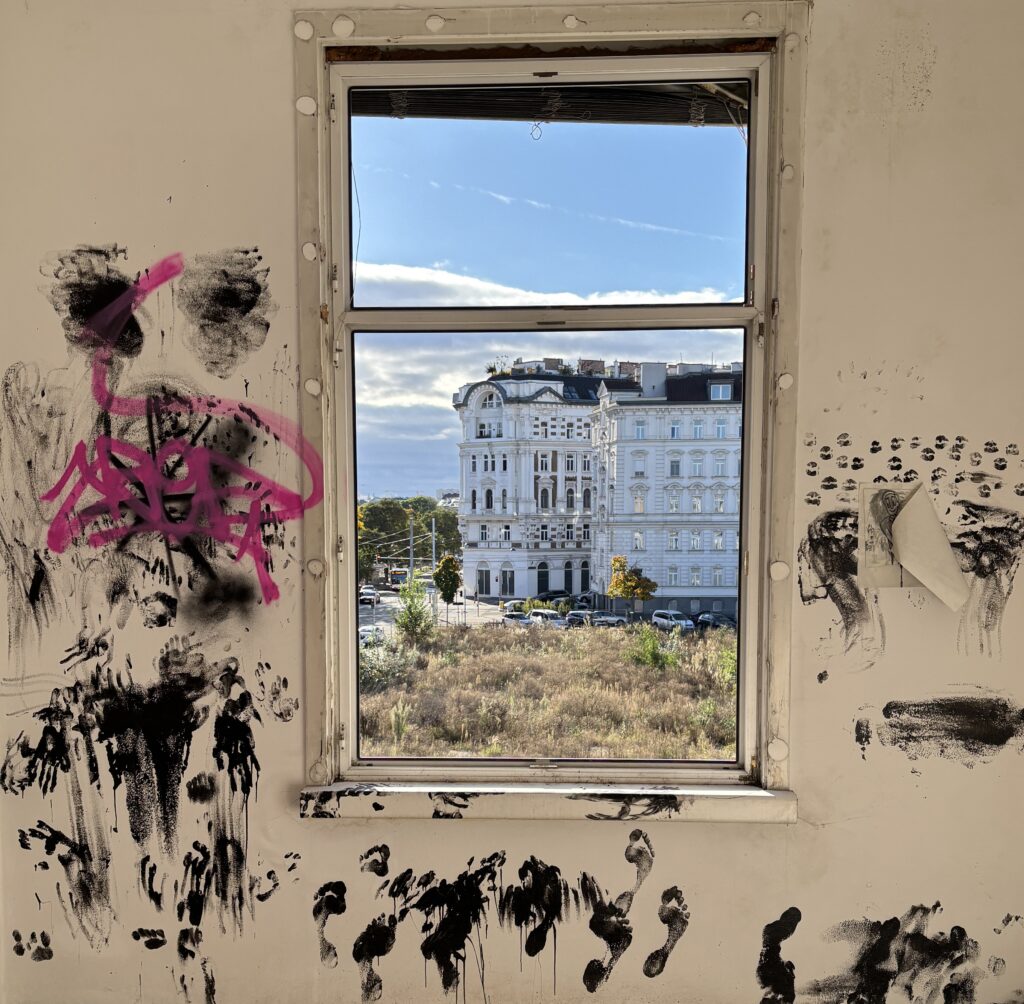 Blick aus dem Fenster eines verlassenen Hauses in der Nordwestbahnstraße
