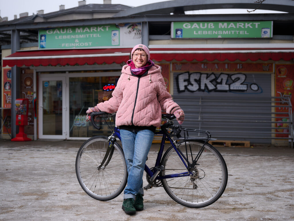Die Sozialarbeiterin Karin Pointer steht mit ihrem Fahrrad auf dem Gaußplatz.