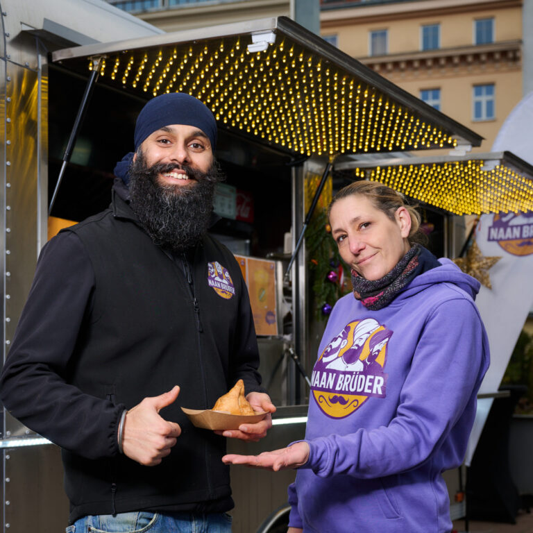 Auf dem Karmelitmarkt: Naan-Bruder Harvir Singh und seine Mitarbeiterin Susanne Borbely