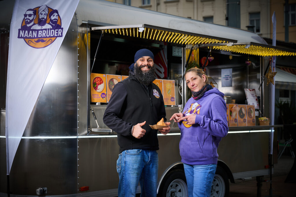 Der Foodtruck der Naan Brüder mit Harvir Singh und Susanne Borbely auf dem Karmelitermarkt. 