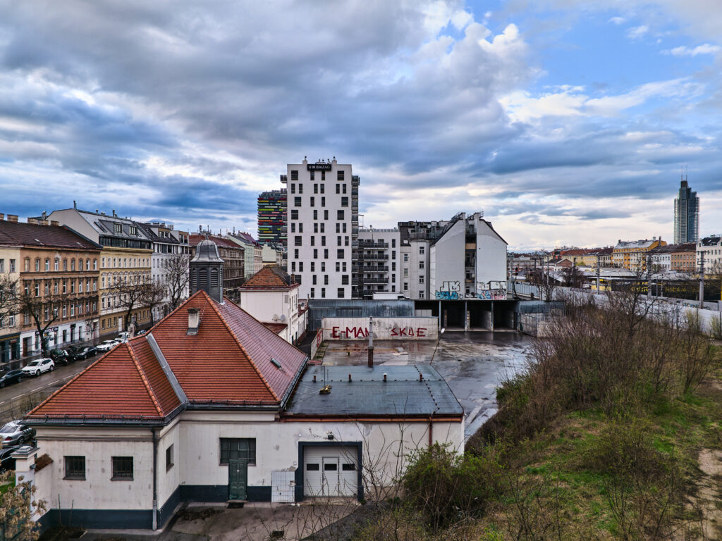 Der alte Mistplatz "Zwischenbrücken" zwischen Dresdner Straße und S-Bahn.