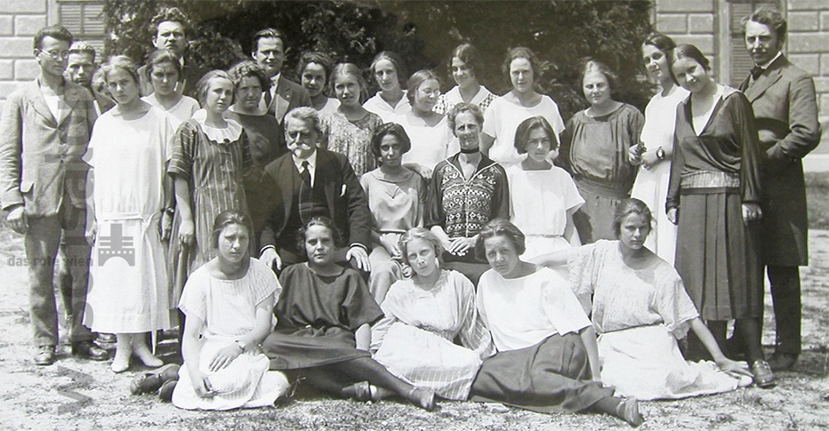 Max Winter in der Mitte einer Gruppe von Schülerinnen und Schülern in Schönbrunn. 