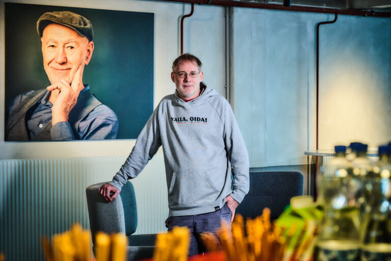 Niki Heinelt vor einem Bild von Willi Resetarits