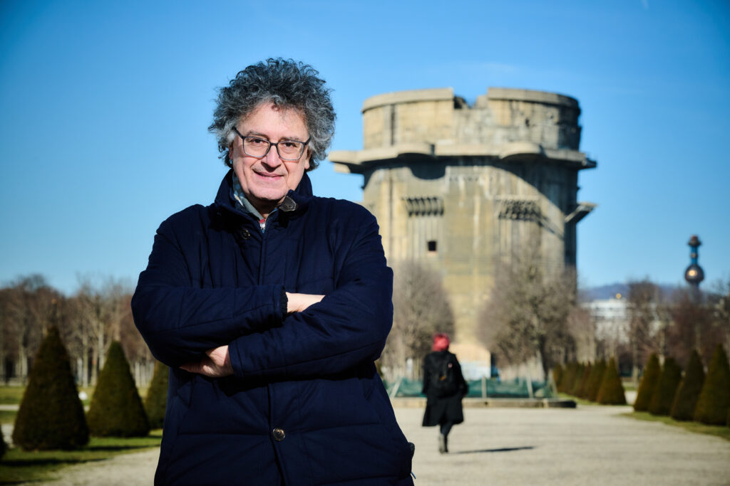 Angelo Stagno vor dem Flakturm im Augarten. 