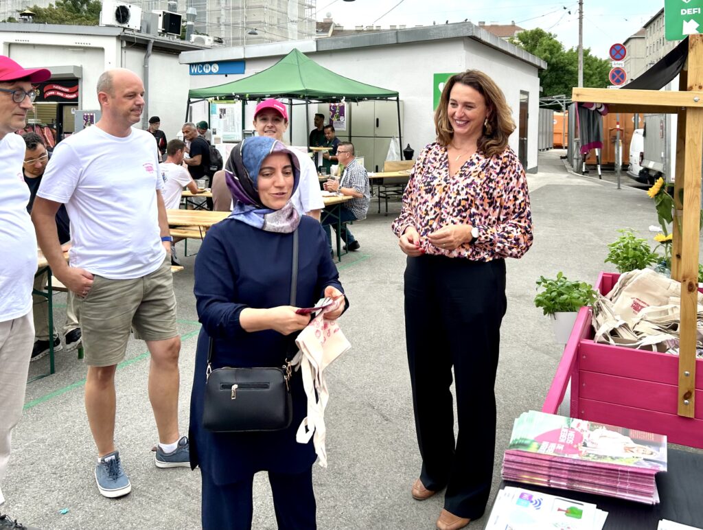 Selma Arapović von den Neos auf dem Hannovermarkt