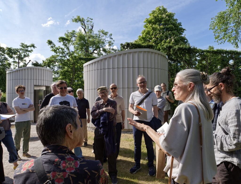 Susanne Zottl vor der von ihr designten WCs im Augarten