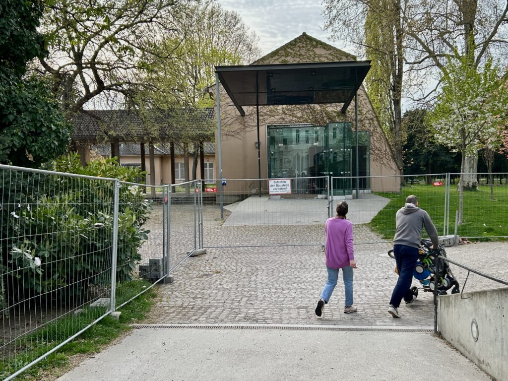 Das Atelier Augarten mit dem Bauzaun. Foto: Bernhard Odehnal