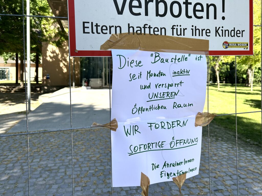 Protest gegen den Bauzaun rund um das Atelier Augarten. 