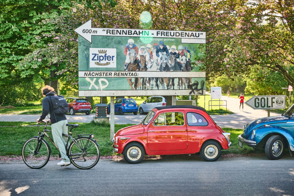 Ein Schild beim Lusthaus für die Rennbahn Freudenau. 