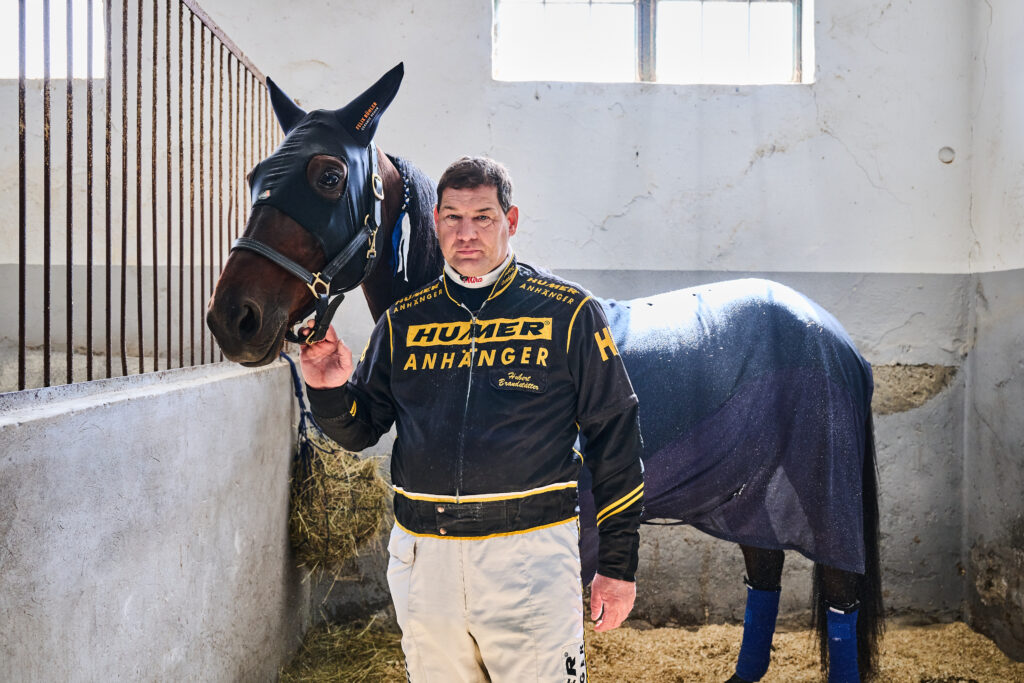 Rennstallbesitzer Hubert Brandstätter im Stall der Trabrennbahn Krieau. 