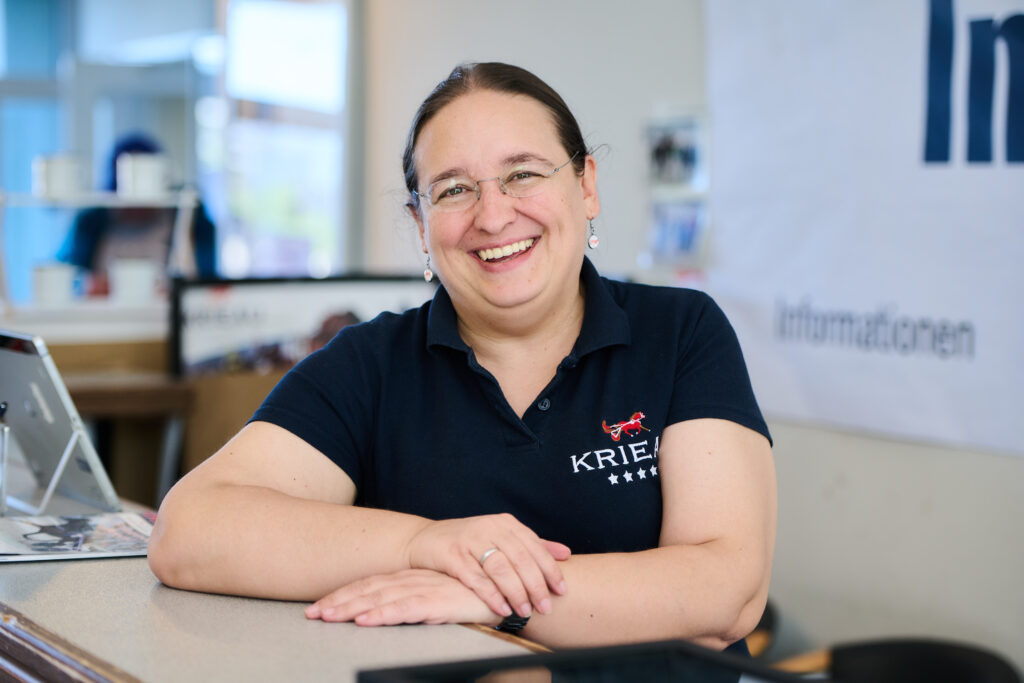 Katharina Laggner führt den Infopoint der Trabrennbahn Krieau. 